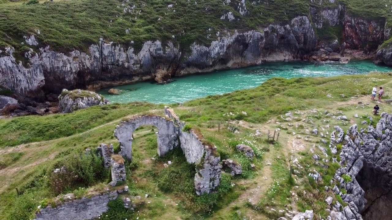 鸟瞰布满岩石的海岸线，悬崖和圣马丁塞洛里奥修道院的旧废墟。莲恩,阿斯图里亚斯,西班牙视频素材