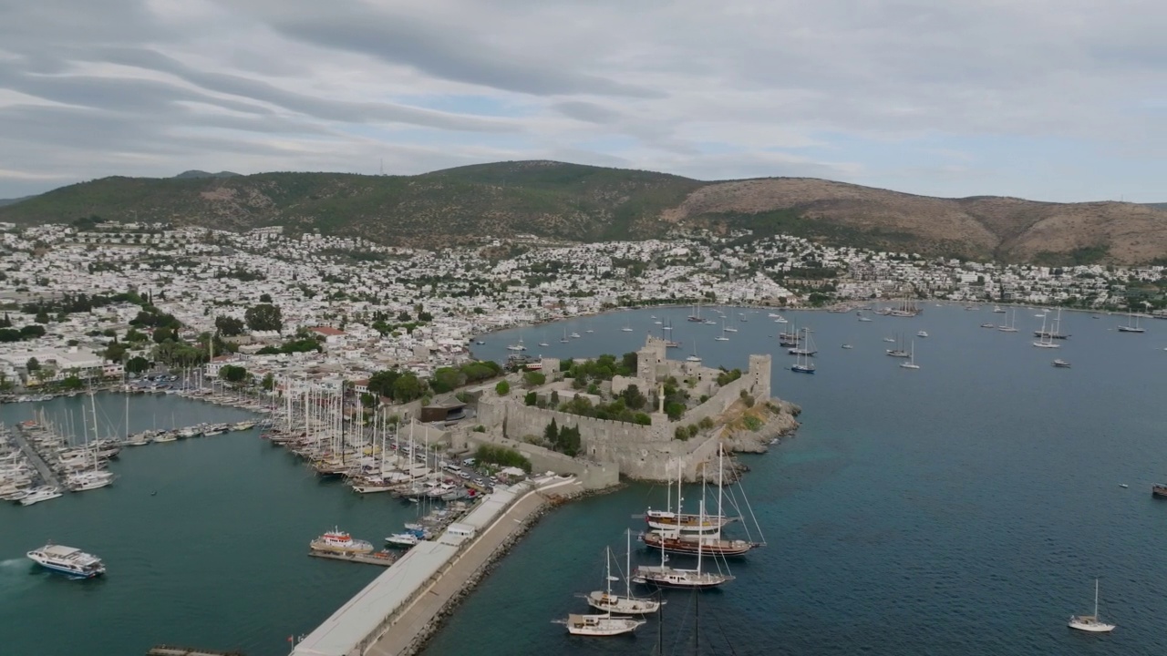 博德鲁姆城堡鸟瞰图，海边的城市城堡，海上的历史城堡，港口城堡，土耳其最受欢迎的度假城市，希腊群岛视频素材