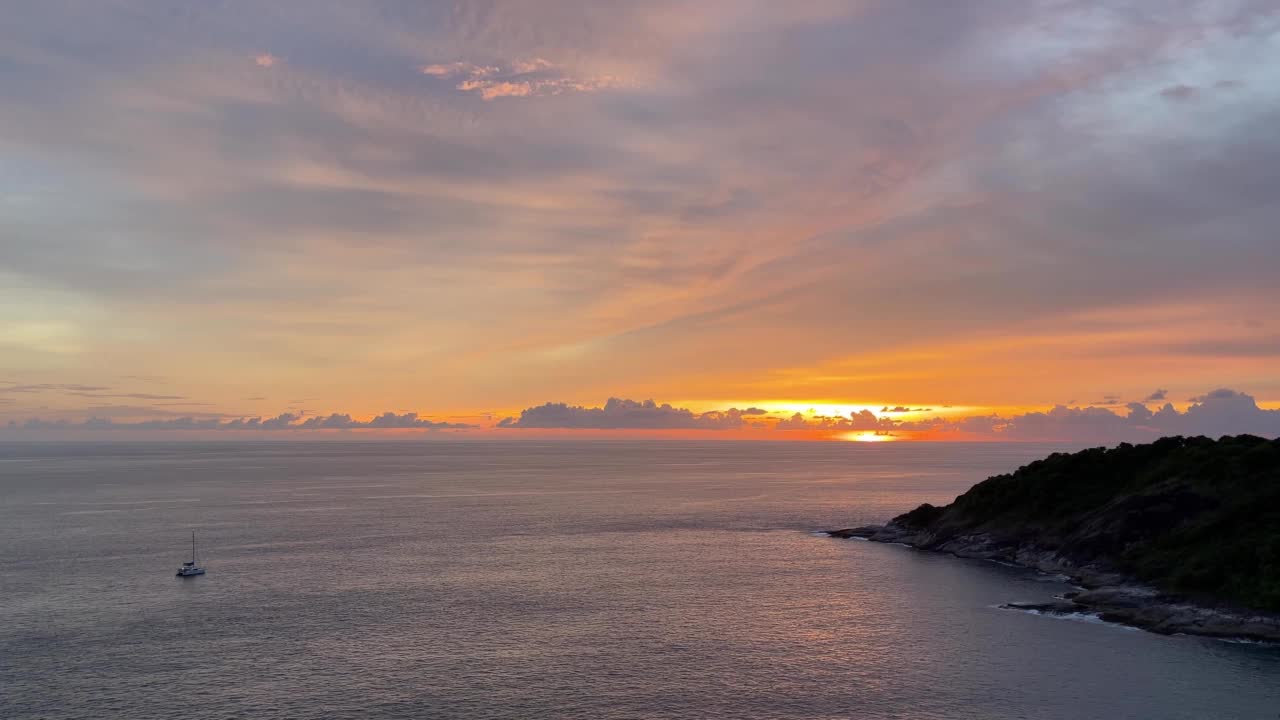 普吉岛夕阳下的海上帆船视频素材