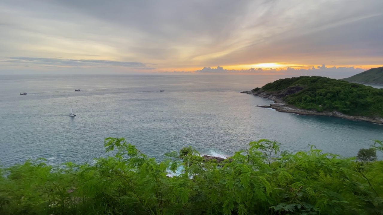 船只和渔船在夕阳下航行在普吉岛，泰国视频素材