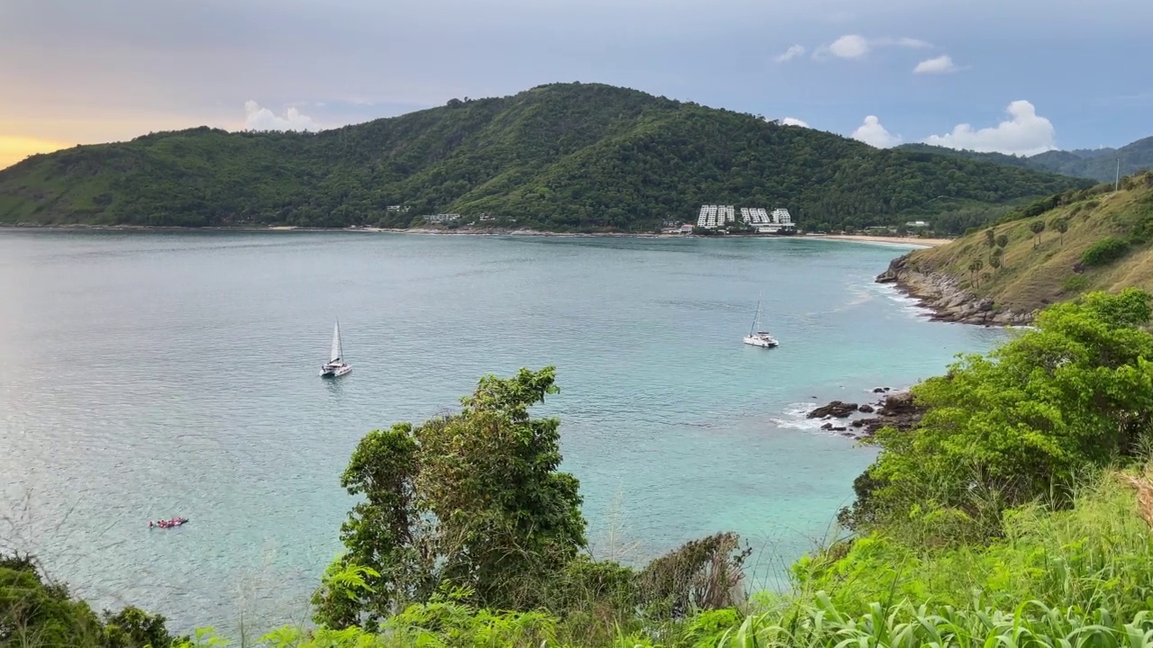 普吉岛海岸全景与帆船和人们在皮划艇在平静的海面上视频素材