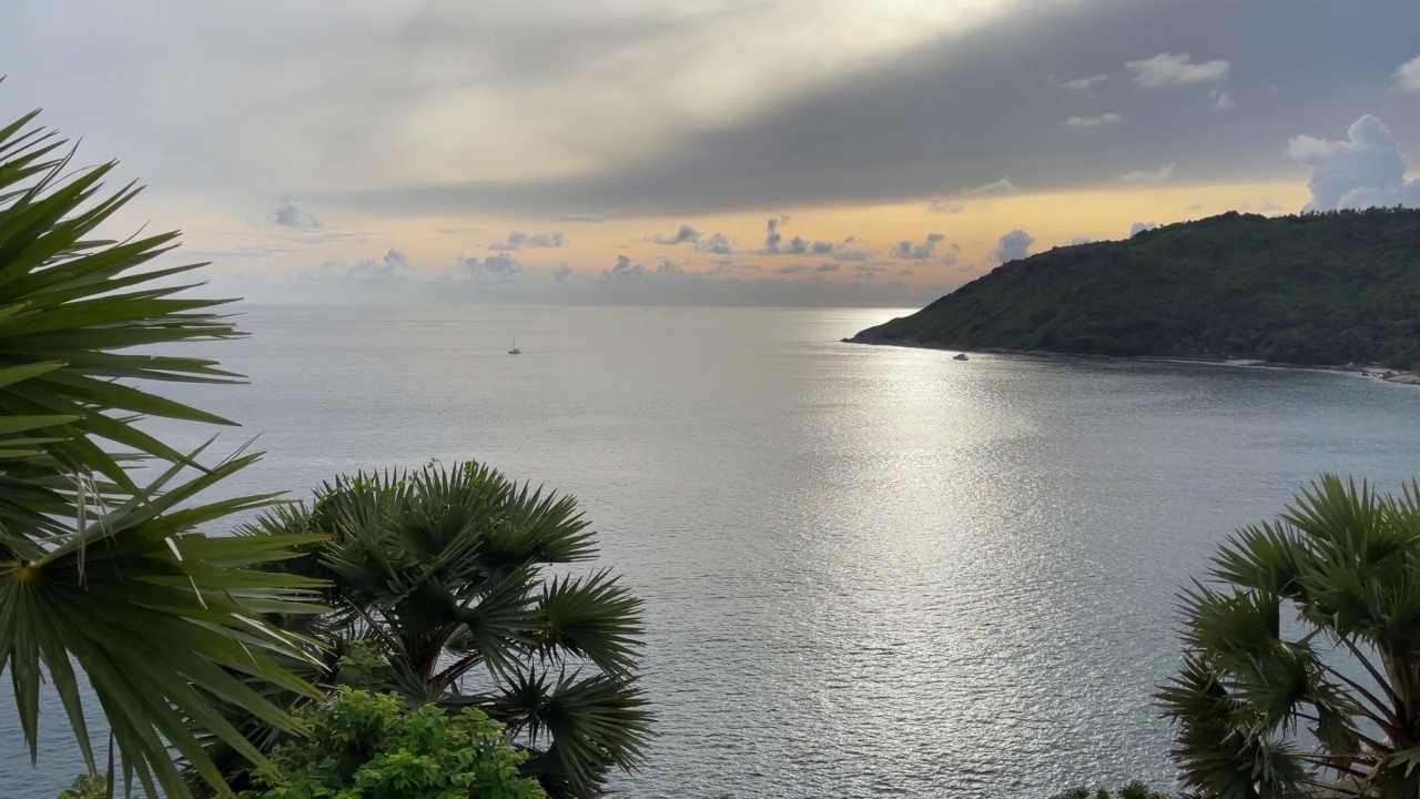 平静的日落天空在普吉岛和游艇航行视频素材