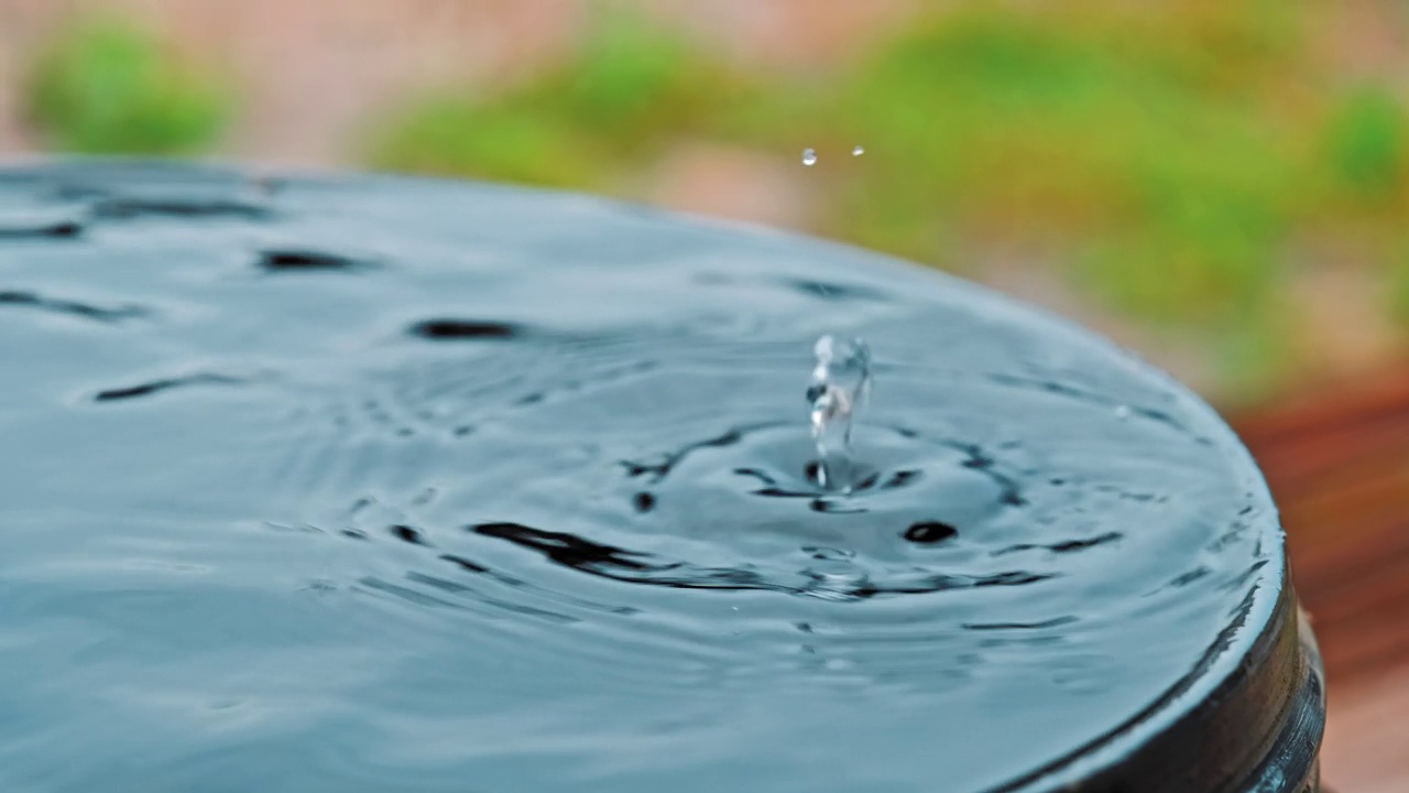 溢流桶式集雨蓄水池的雨滴飞溅水面视频素材