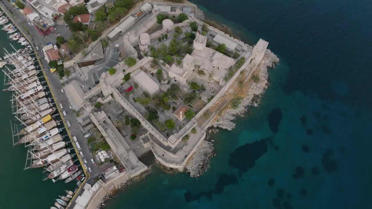 博德鲁姆城堡鸟瞰图，海边的城市城堡，海上的历史城堡，港口城堡，土耳其最受欢迎的度假城市，希腊群岛视频素材