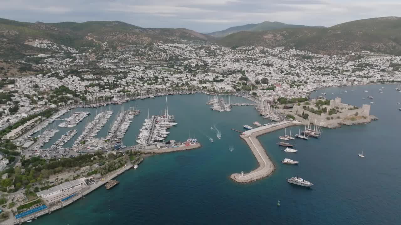 博德鲁姆城堡鸟瞰图，海边的城市城堡，海上的历史城堡，港口城堡，土耳其最受欢迎的度假城市，希腊群岛视频素材