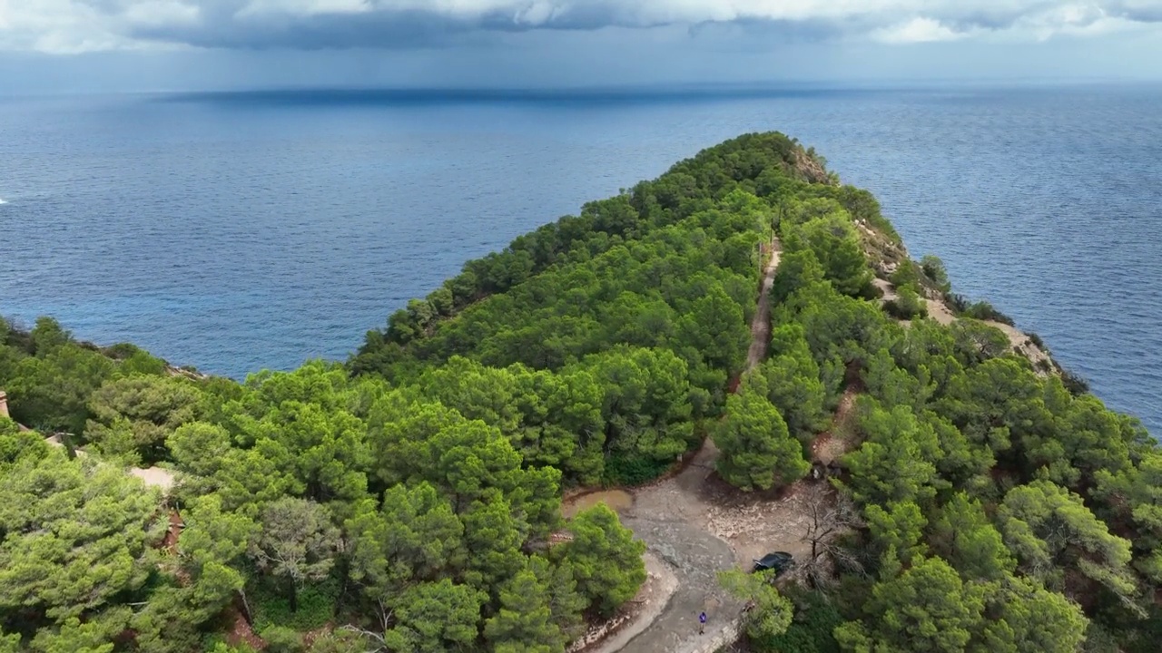 岛屿海岸的鸟瞰图，背景中风暴正在逼近。视频素材