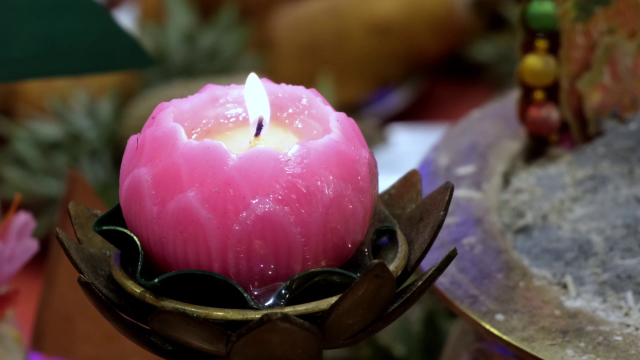 中国寺庙供奉荷花蜡烛的特写镜头视频素材