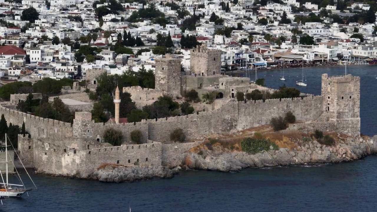 博德鲁姆城堡鸟瞰图，海边的城市城堡，海上的历史城堡，港口城堡，土耳其最受欢迎的度假城市，希腊群岛视频素材