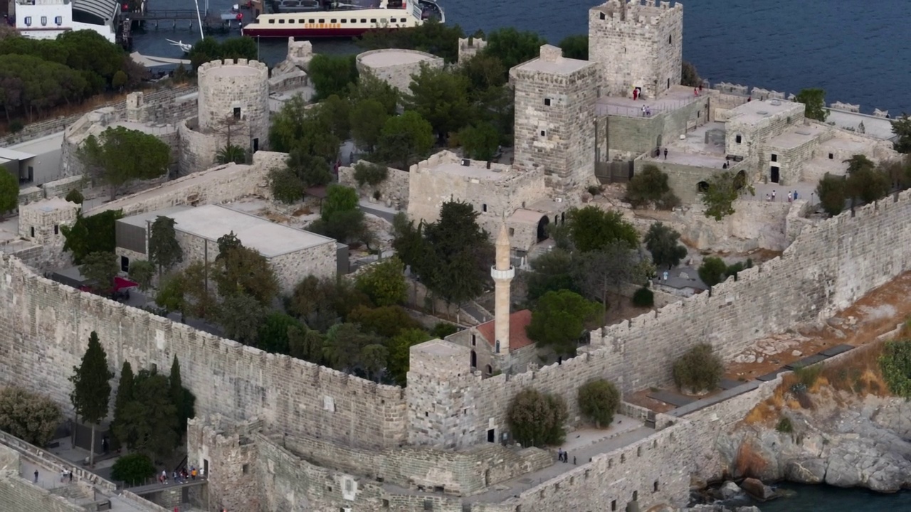 博德鲁姆城堡鸟瞰图，海边的城市城堡，海上的历史城堡，港口城堡，土耳其最受欢迎的度假城市，希腊群岛视频素材