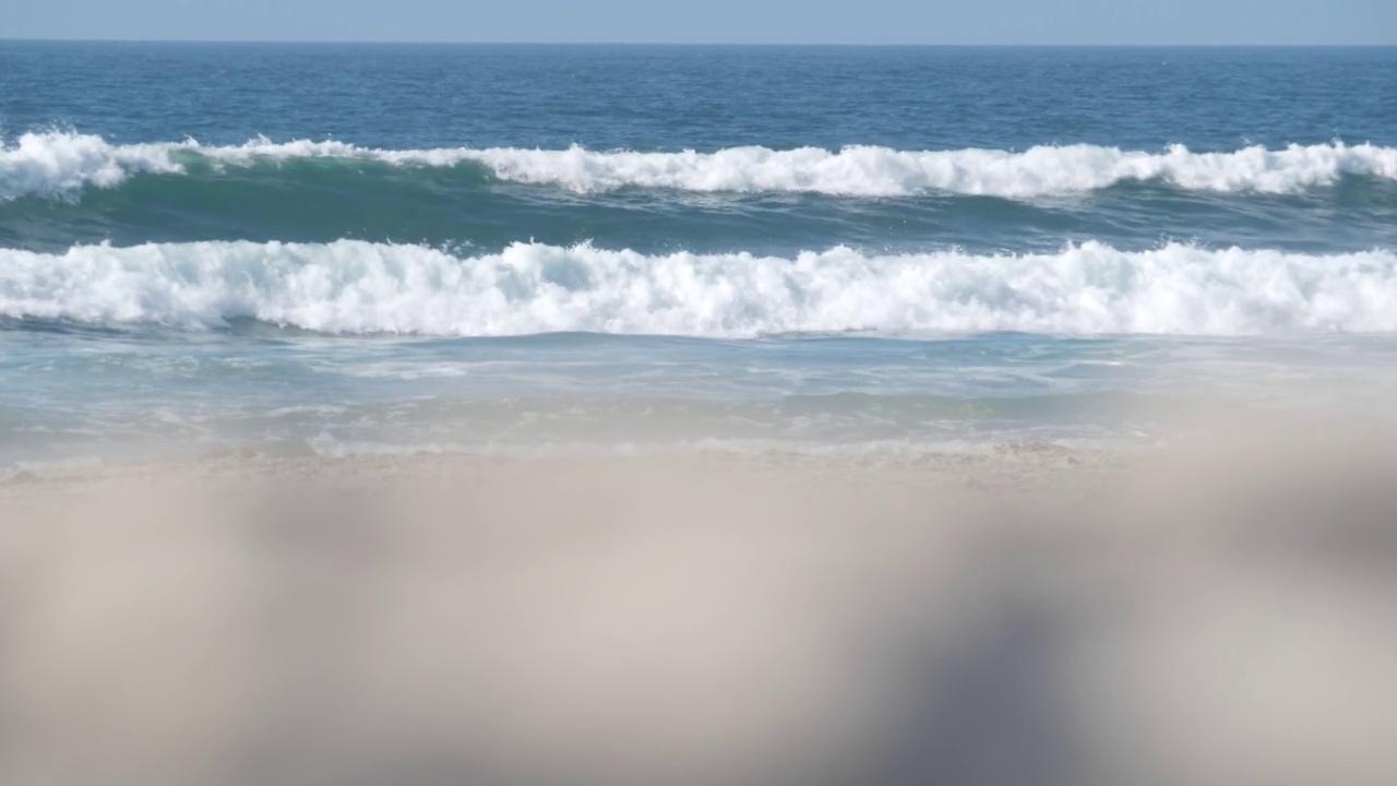 蓝色的巨浪冲击着美国加利福尼亚太平洋海岸的海滩。海水视频素材