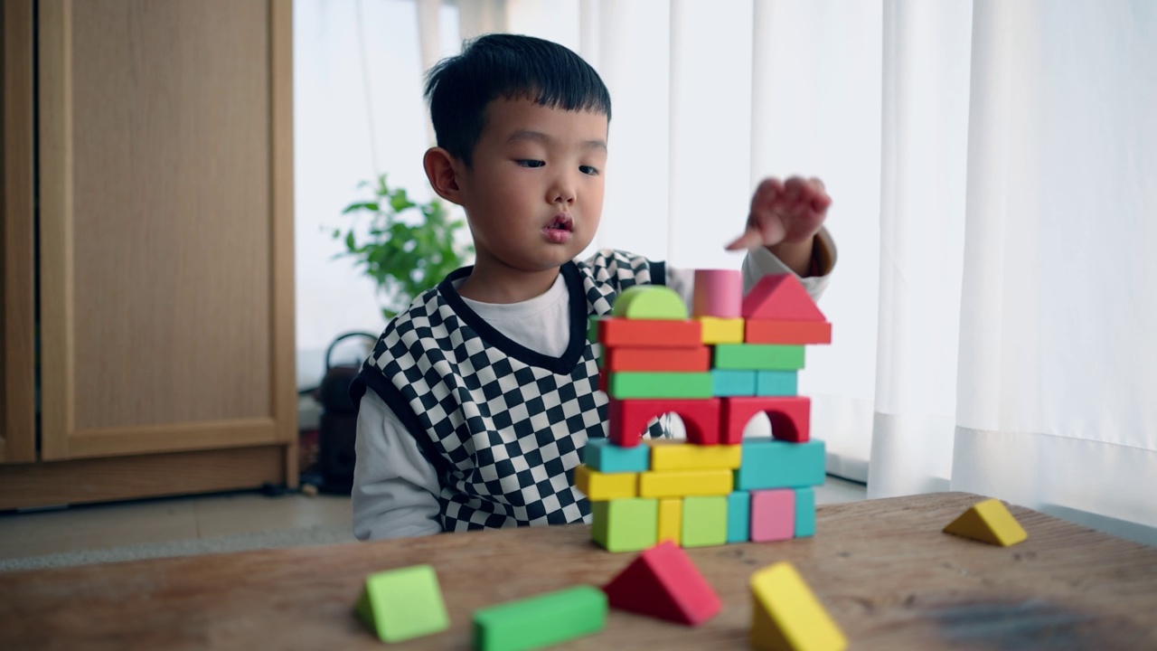 男孩在家里做积木视频素材