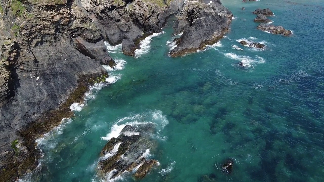 海边漂亮的岩石。晴天的海景。风景如画的海岸。视频素材