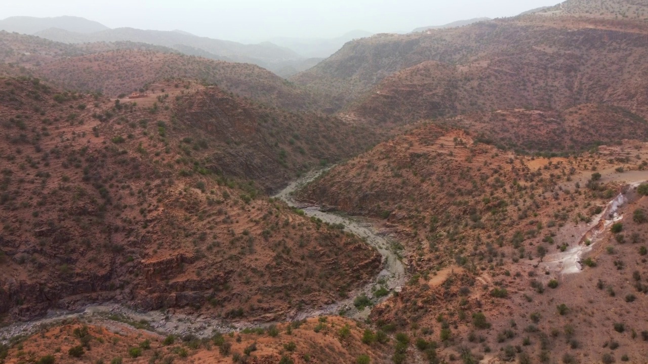 山谷中的公路视频素材