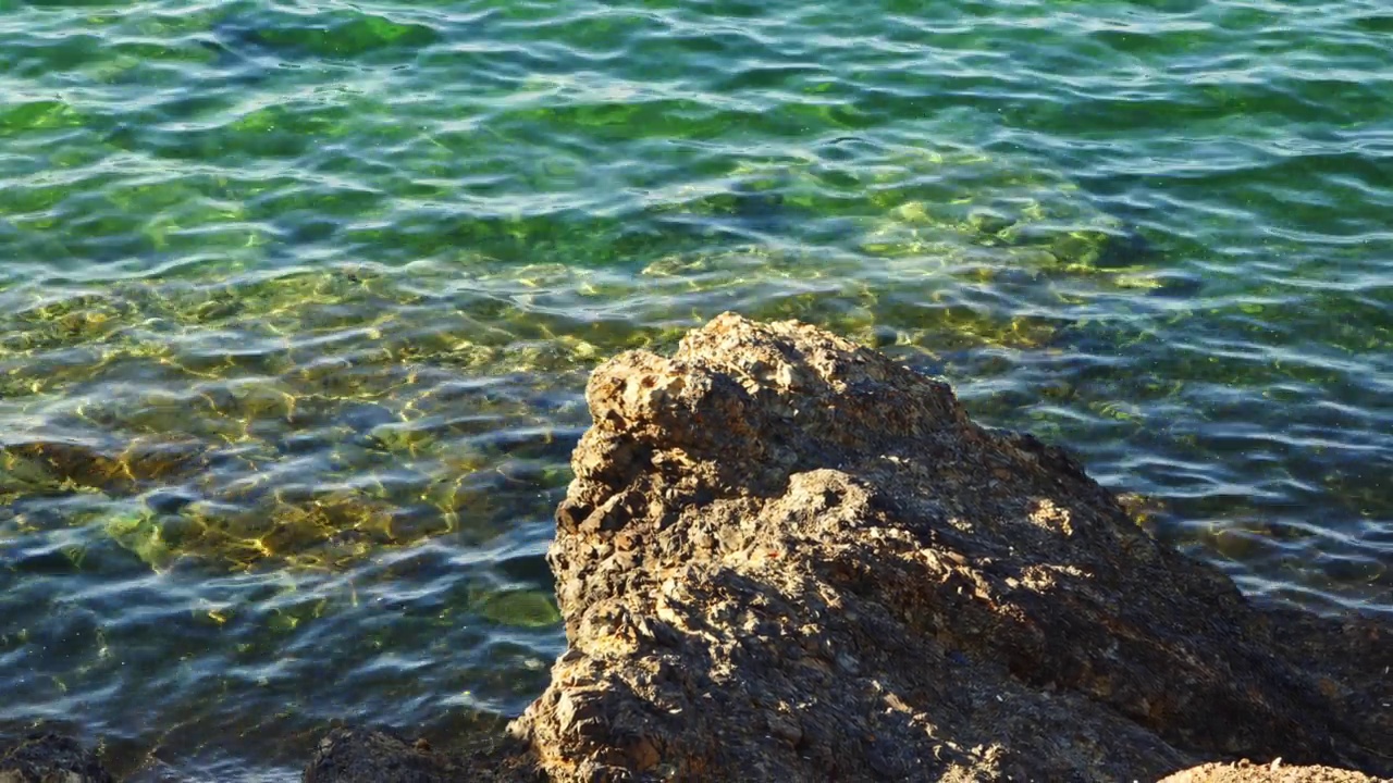 平静的海浪和岩石视频素材