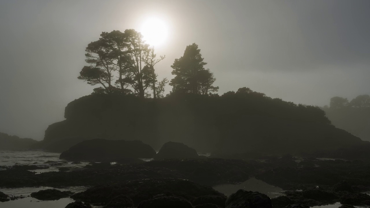 太阳在小海湾小岛上的雾中落山——时间流逝视频下载