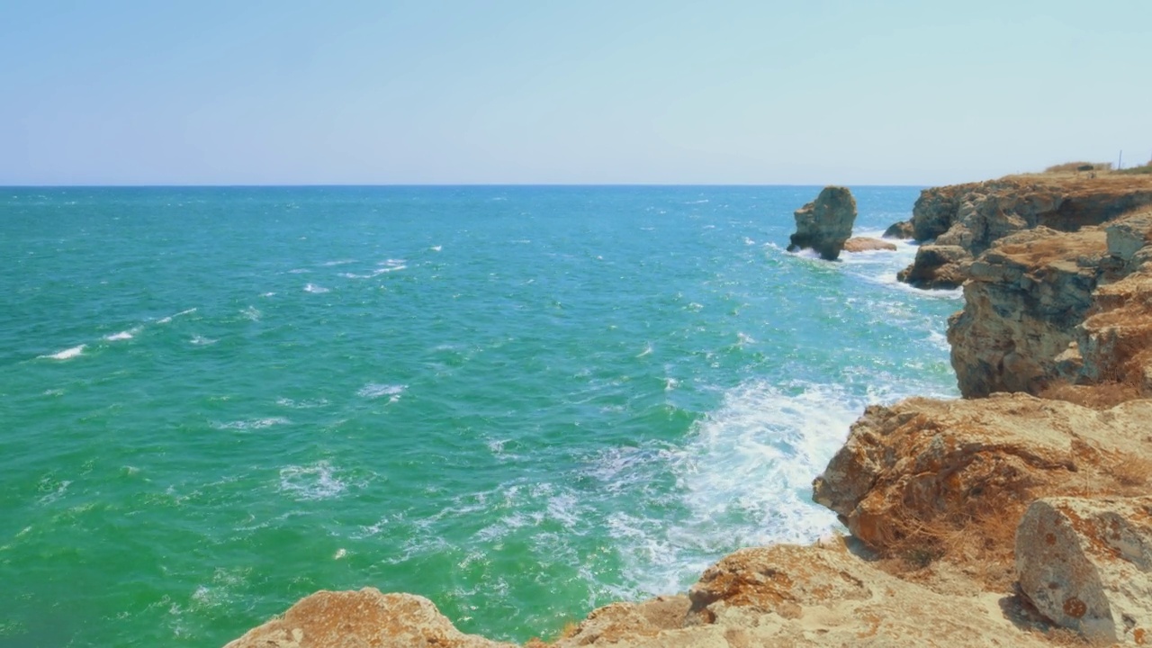 在有风的白天从海岸看海景视频素材