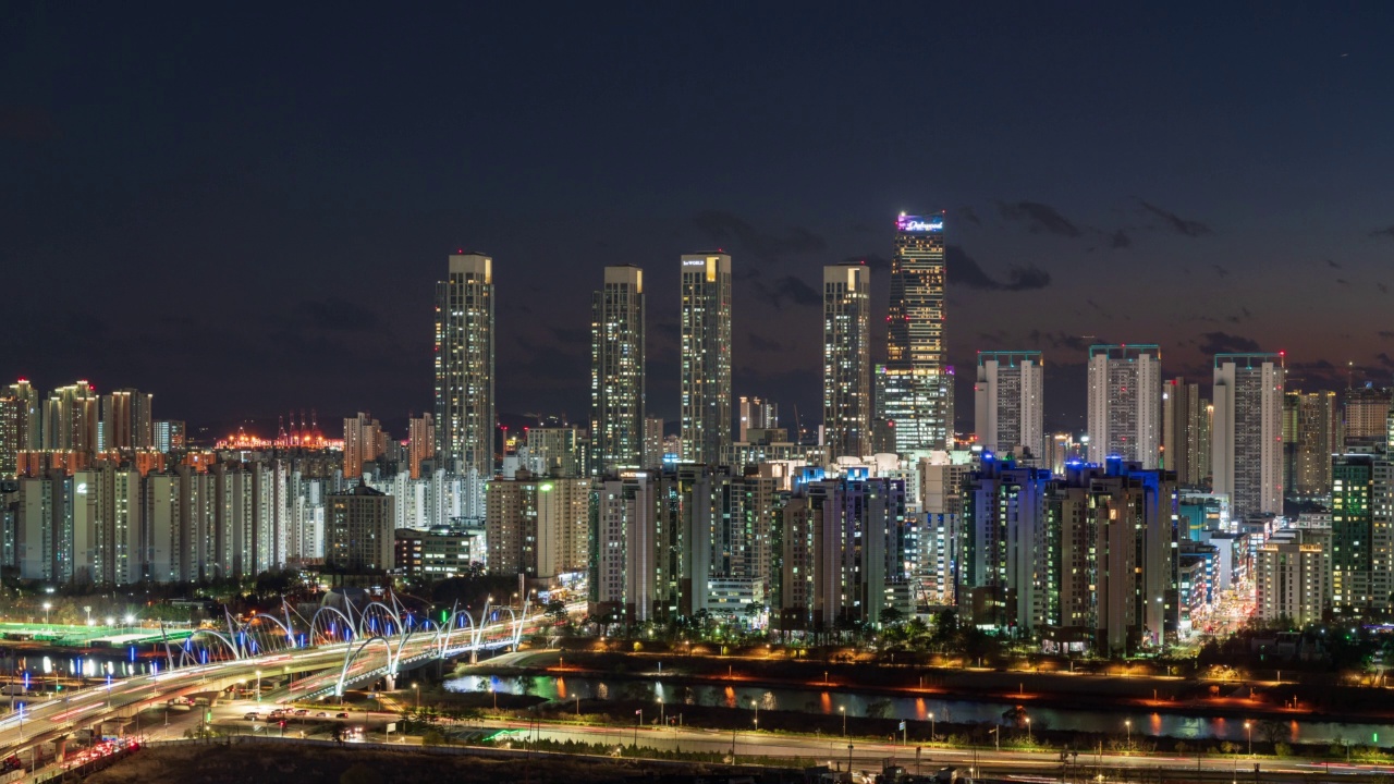 松岛国际城，浦项制铁大厦，夜晚的松岛和多功能建筑/韩国仁川延寿区视频素材