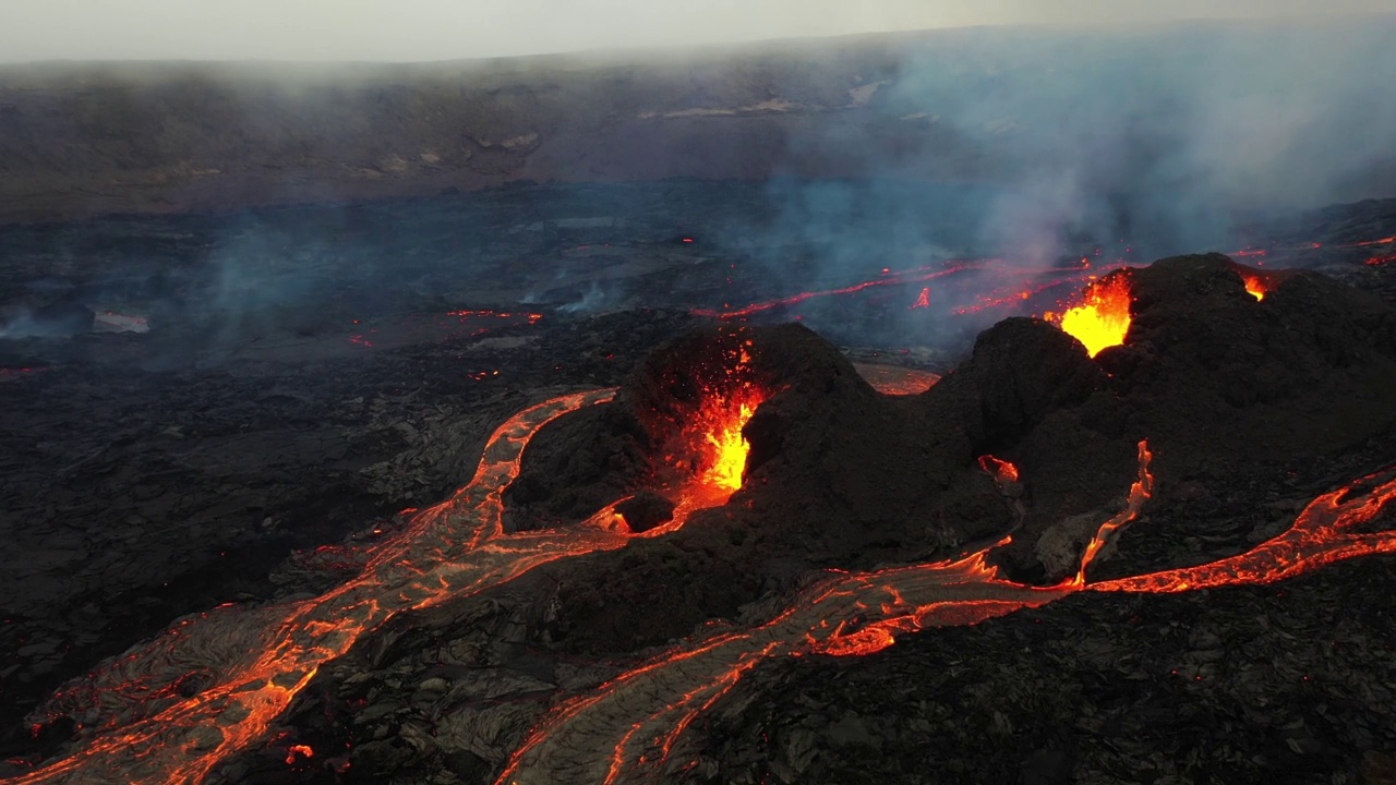 冰岛法格拉达尔斯福亚尔火山爆发时的鸟瞰图。视频素材