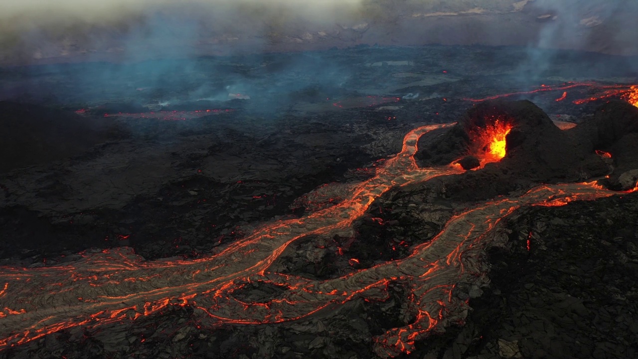 冰岛法格拉达尔斯福亚尔火山爆发时的鸟瞰图。视频素材