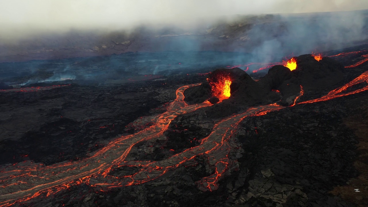 冰岛法格拉达尔斯福亚尔火山爆发时的鸟瞰图。视频素材