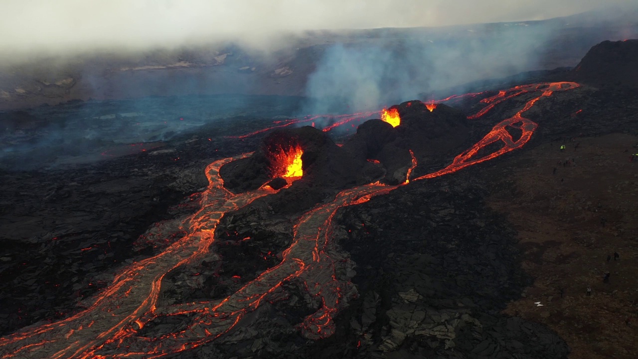 冰岛法格拉达尔斯福亚尔火山爆发时的鸟瞰图。视频素材