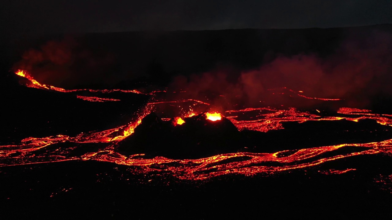 冰岛法格拉达尔斯福亚尔火山爆发时的鸟瞰图。视频素材