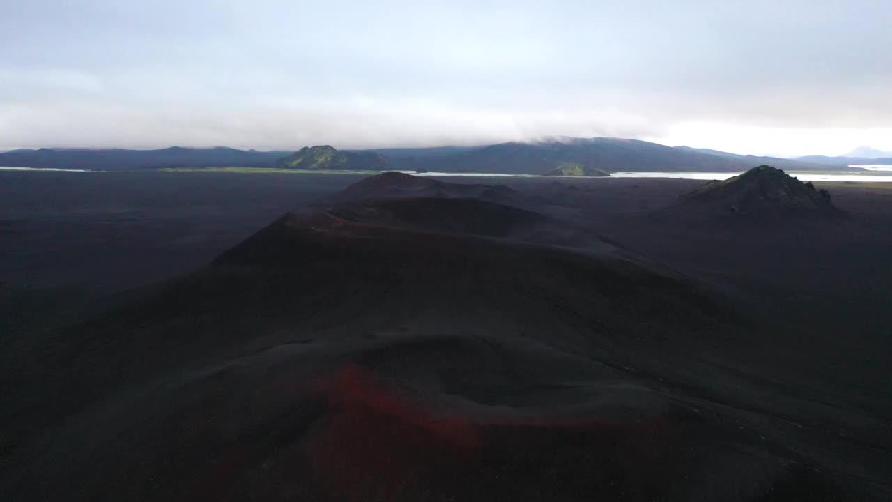 冰岛高地的火山鸟瞰图。视频素材