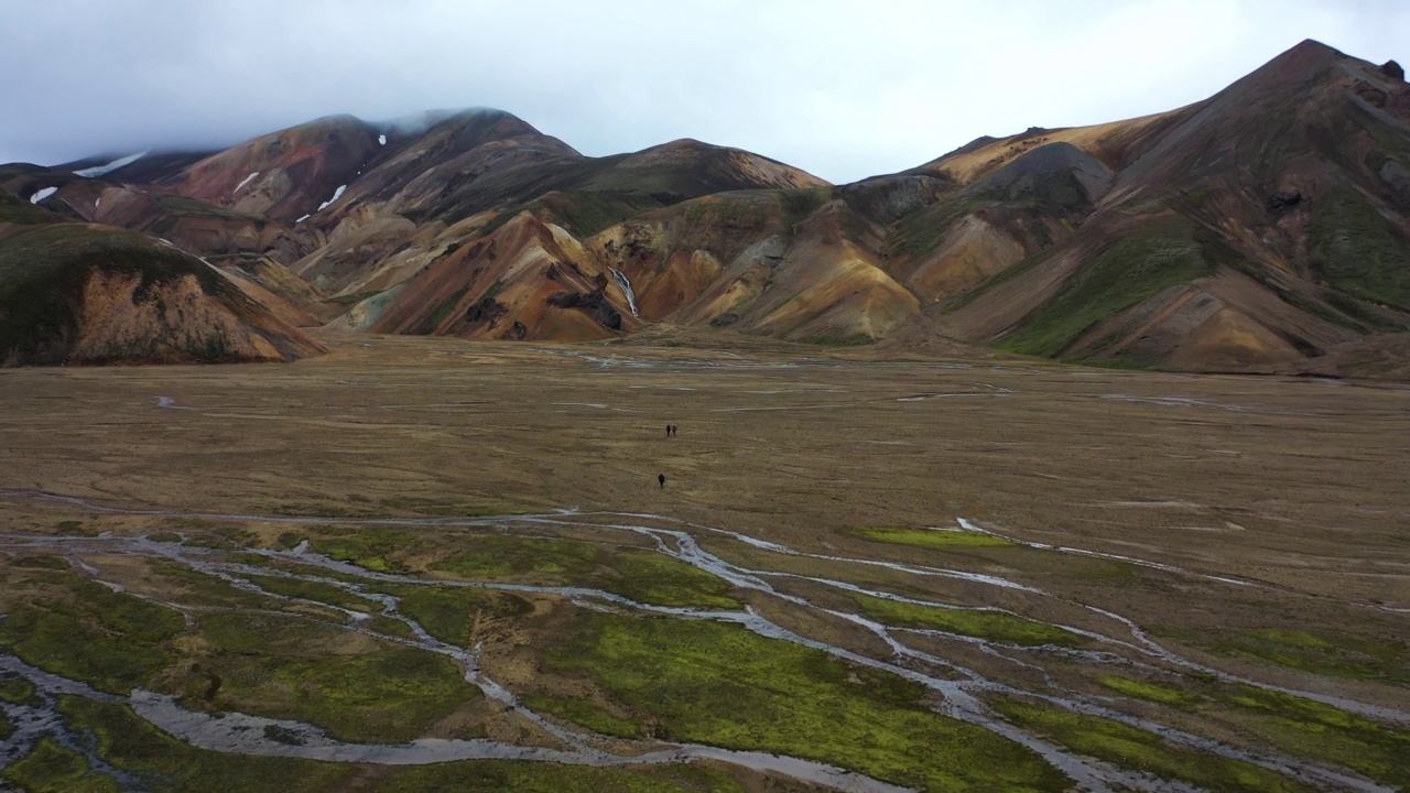 冰岛山脉山谷的鸟瞰图。视频素材