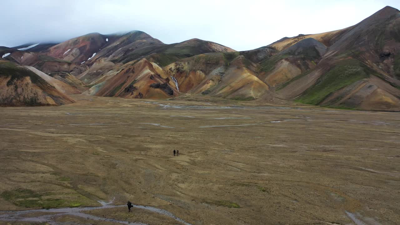 冰岛山脉山谷的鸟瞰图。视频素材