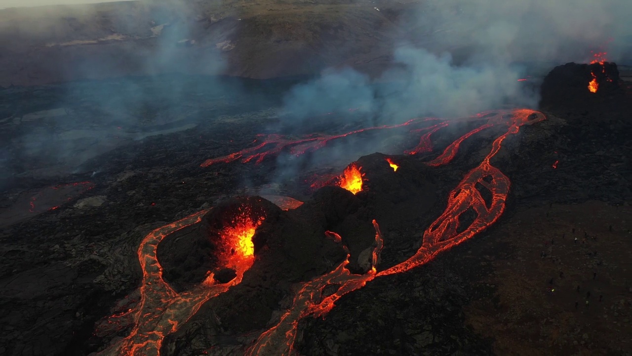 冰岛法格拉达尔斯福亚尔火山爆发时的鸟瞰图。视频素材