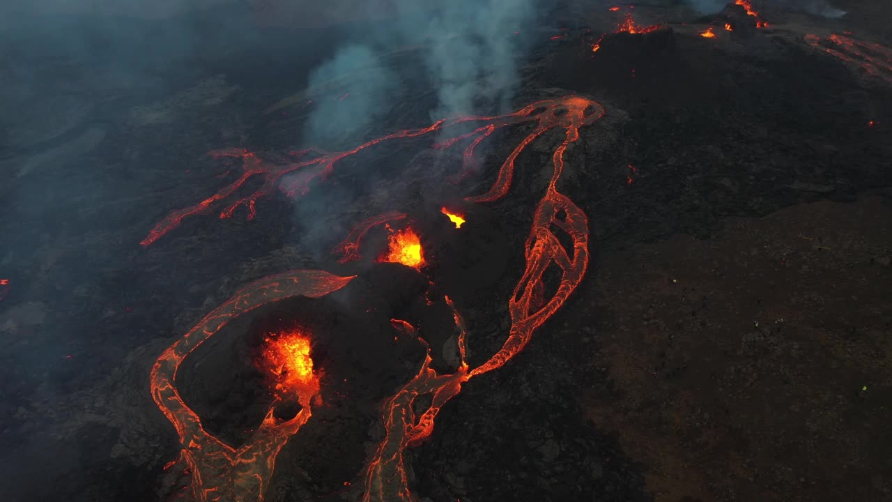 冰岛法格拉达尔斯福亚尔火山爆发时的鸟瞰图。视频素材