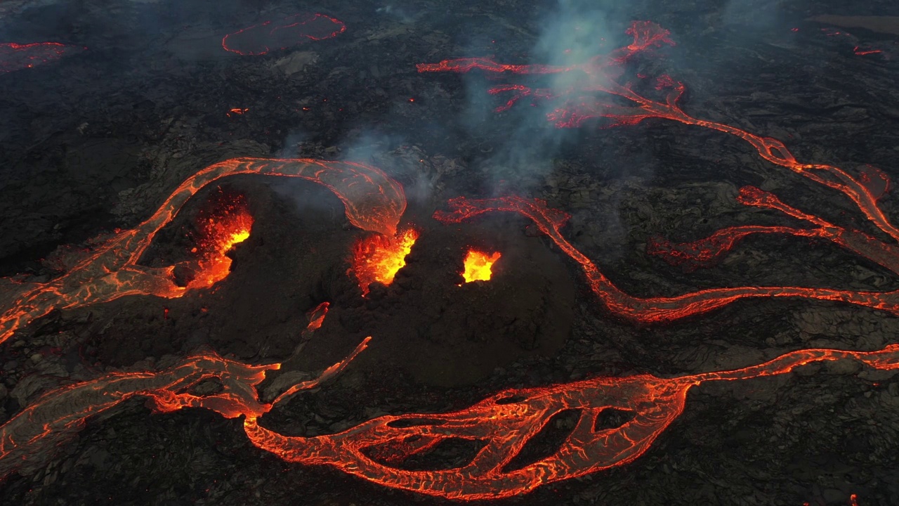 冰岛法格拉达尔斯福亚尔火山爆发时的鸟瞰图。视频素材