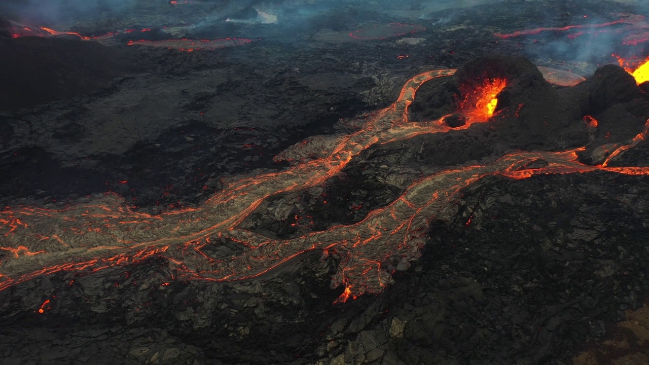 冰岛法格拉达尔斯福亚尔火山爆发时的鸟瞰图。视频素材