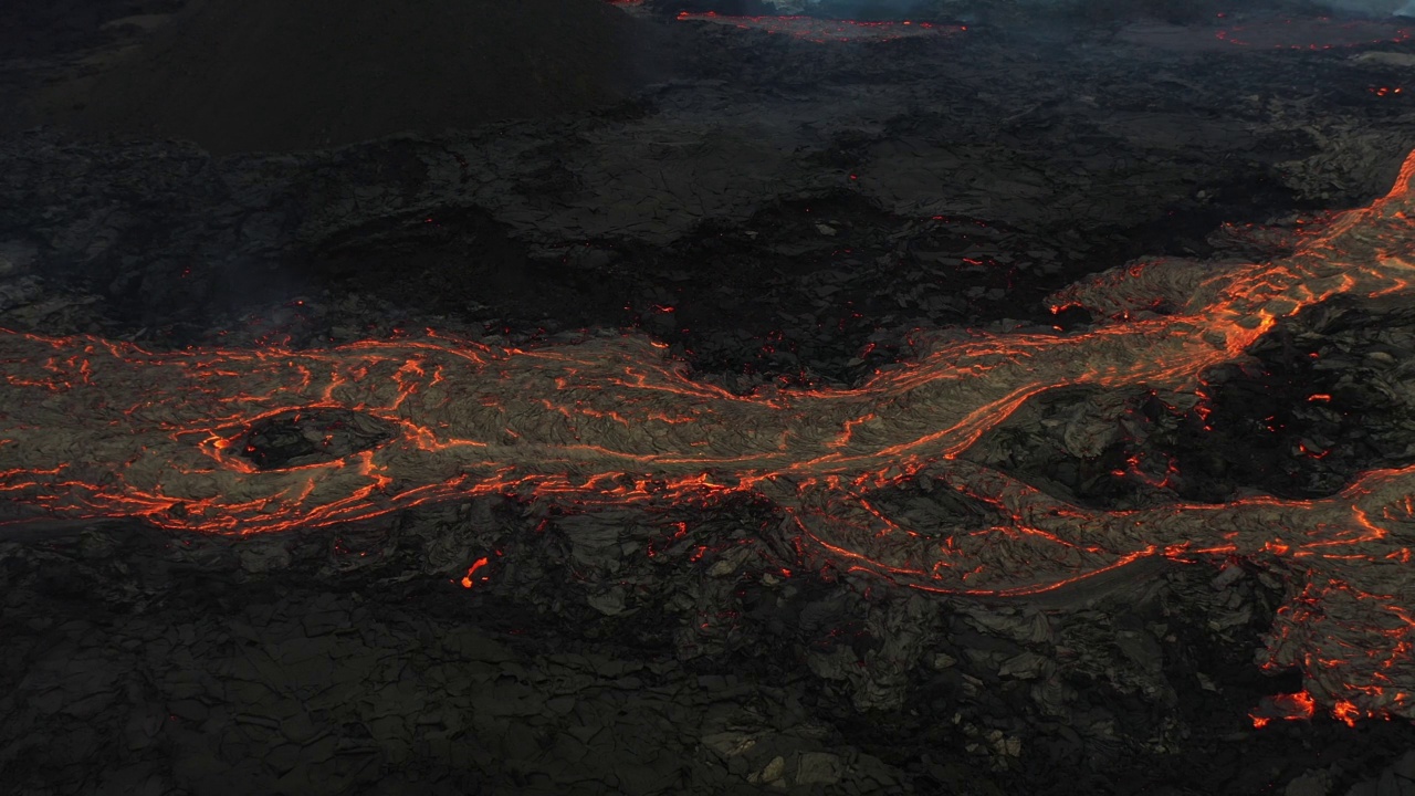 冰岛法格拉达尔斯福亚尔火山爆发时的鸟瞰图。视频素材