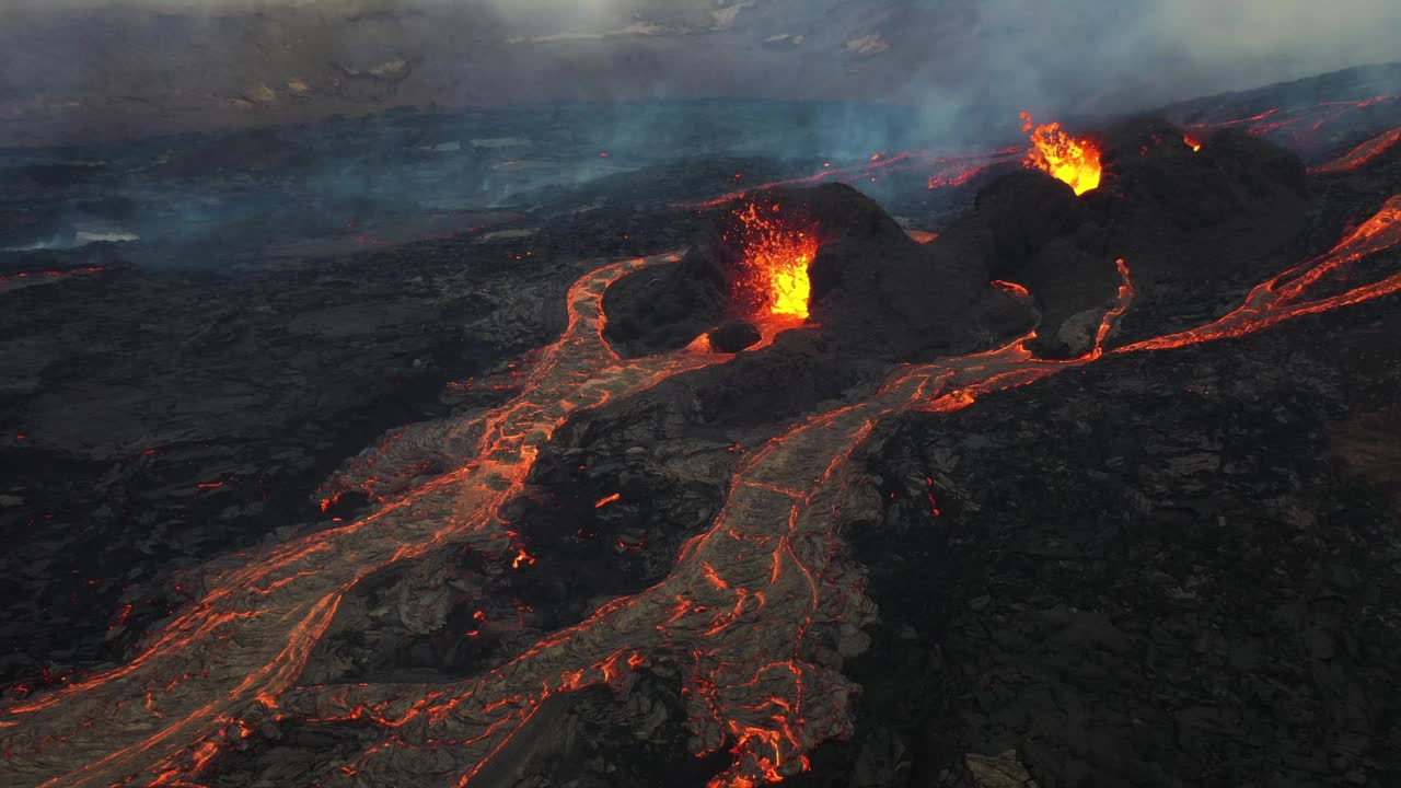 冰岛法格拉达尔斯福亚尔火山爆发时的鸟瞰图。视频素材