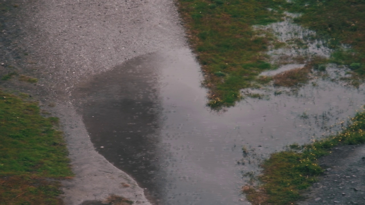 雨滴落在秋天街道泥泞的水坑慢动作视频素材