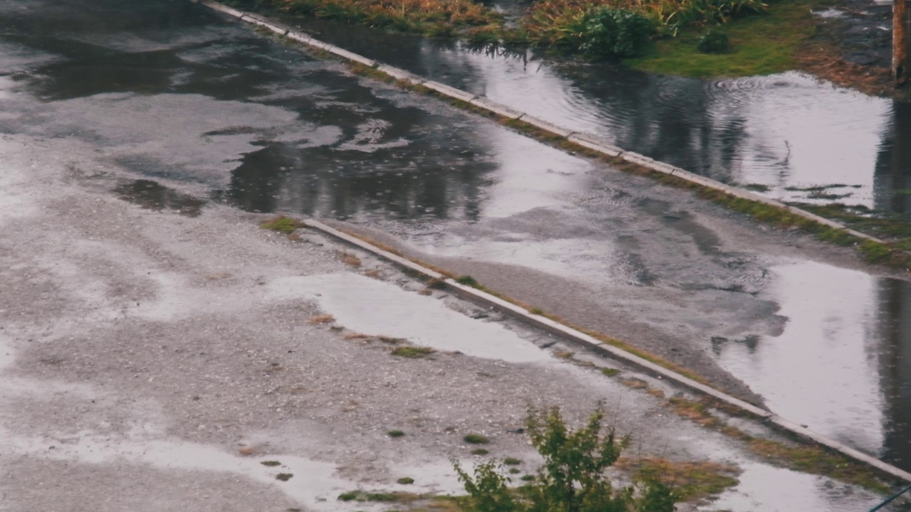 雨滴落在秋天街道泥泞的水坑慢动作视频素材