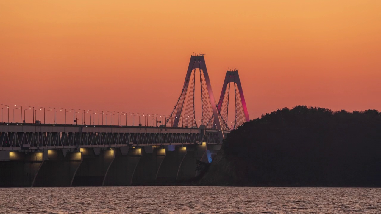 夜晚的仁川大桥和仁川国际机场高速公路的日落景色/韩国仁川视频素材