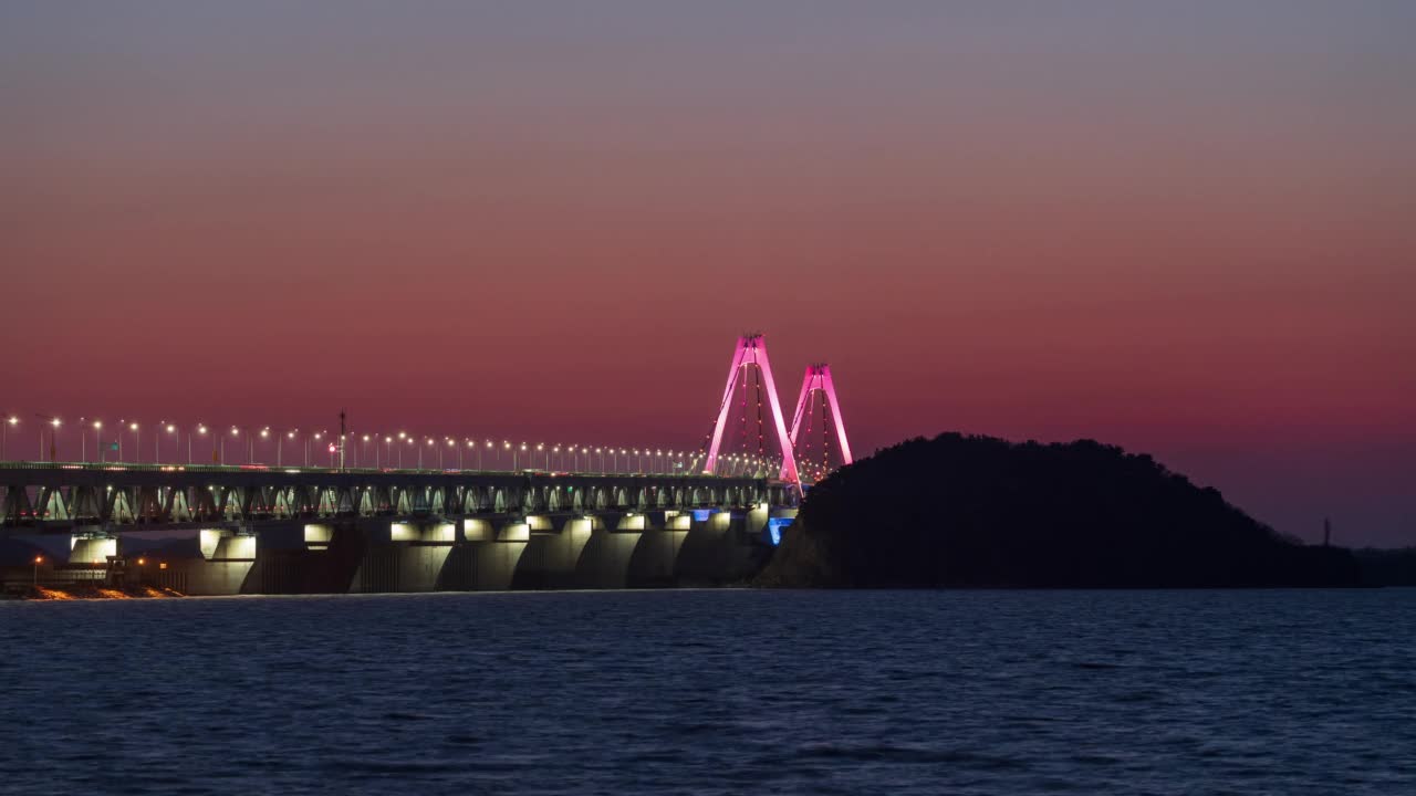 夜间的仁川大桥和仁川国际机场高速公路/韩国仁川视频素材