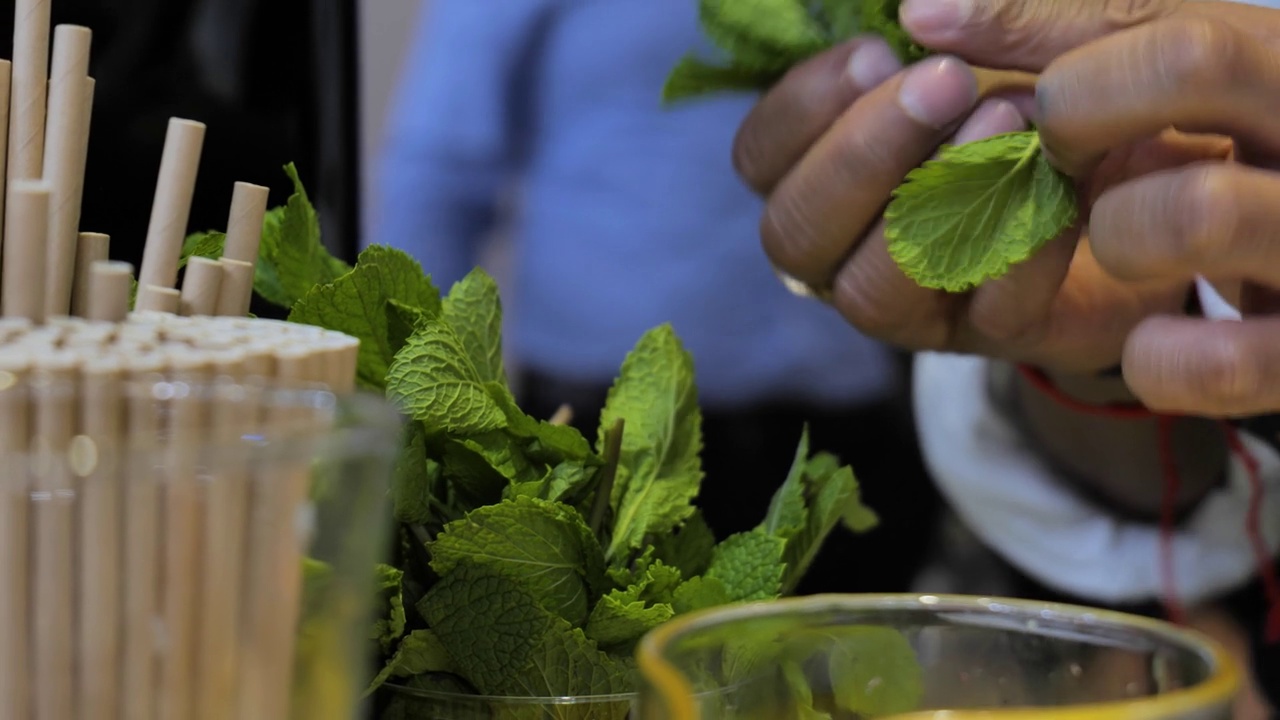 调酒师为鸡尾酒准备草药的手视频下载