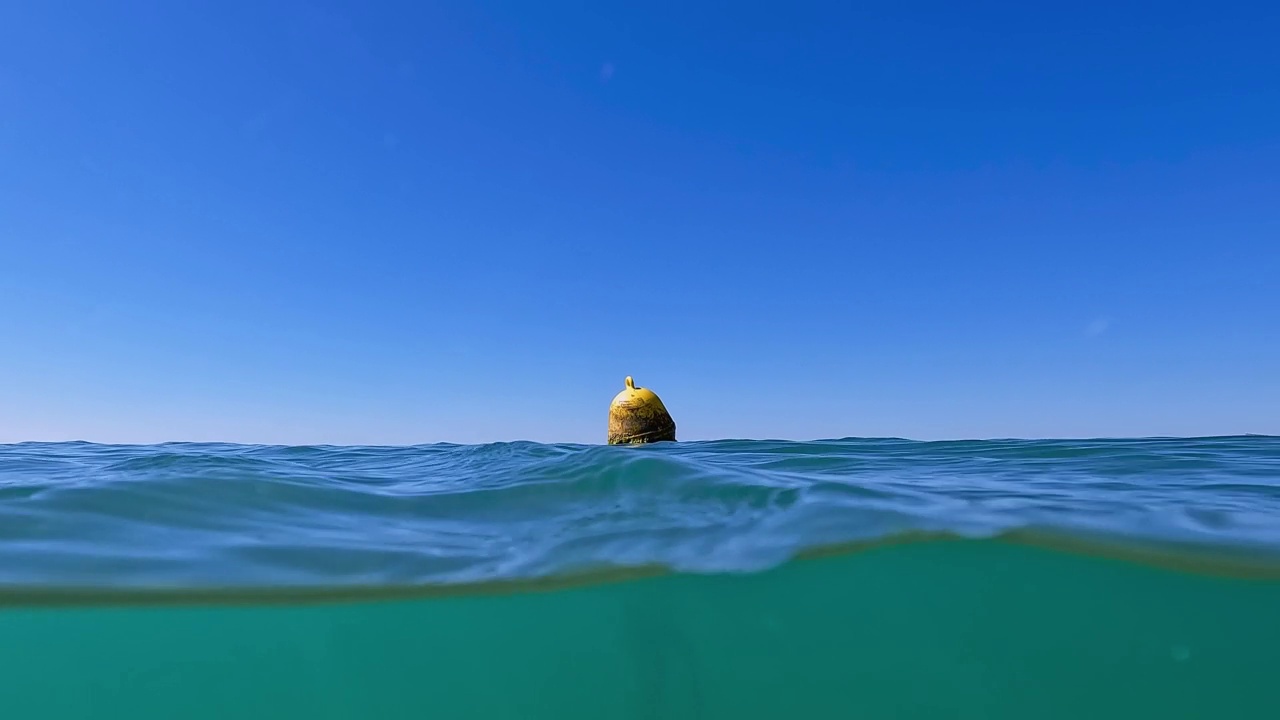 用绳索固定在海底的孤立黄色浮筒的水下剖面图视频素材