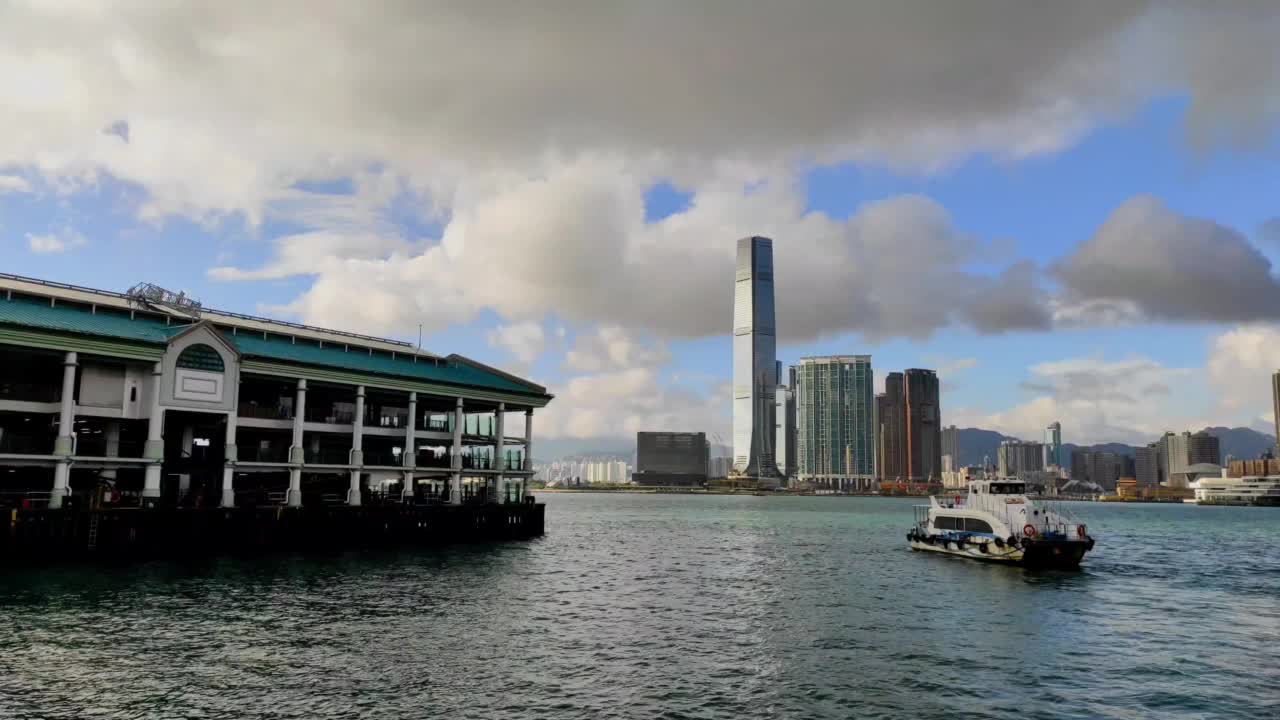 香港中环天星小轮的晴夜景视频素材