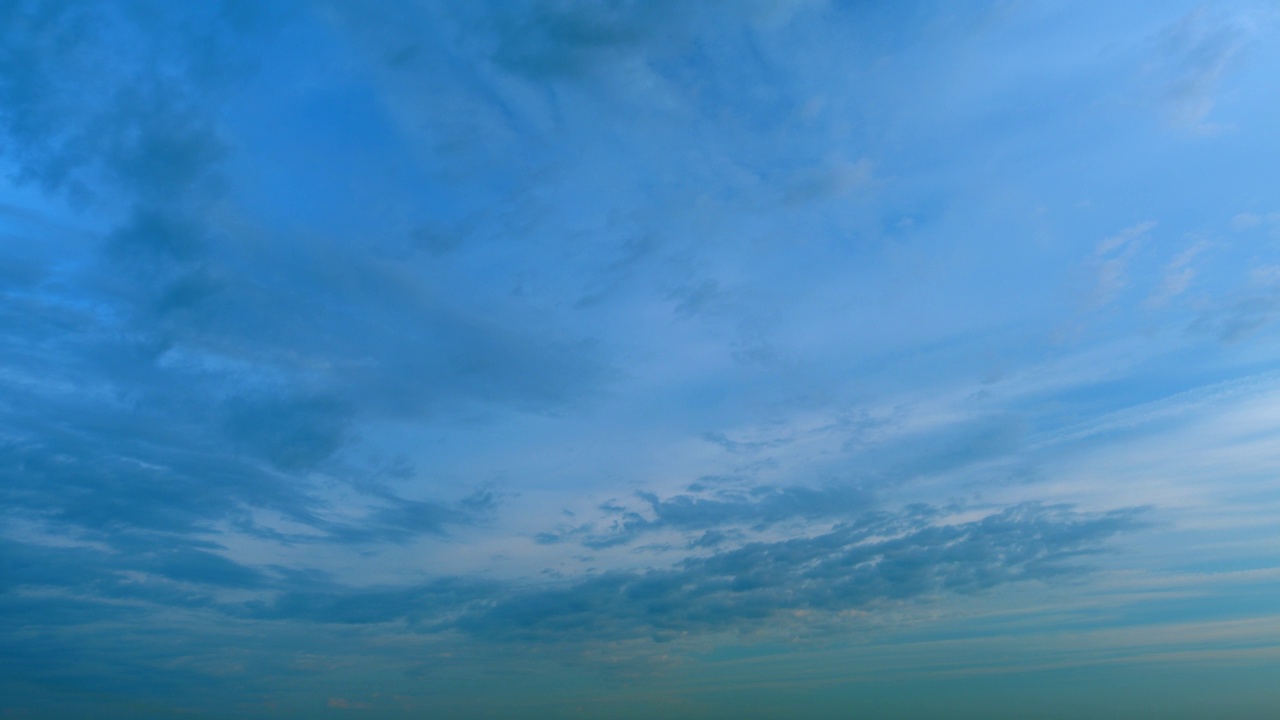 夏日的天空在日落与卷积云。热带夏季阳光下的云景。间隔拍摄。视频素材