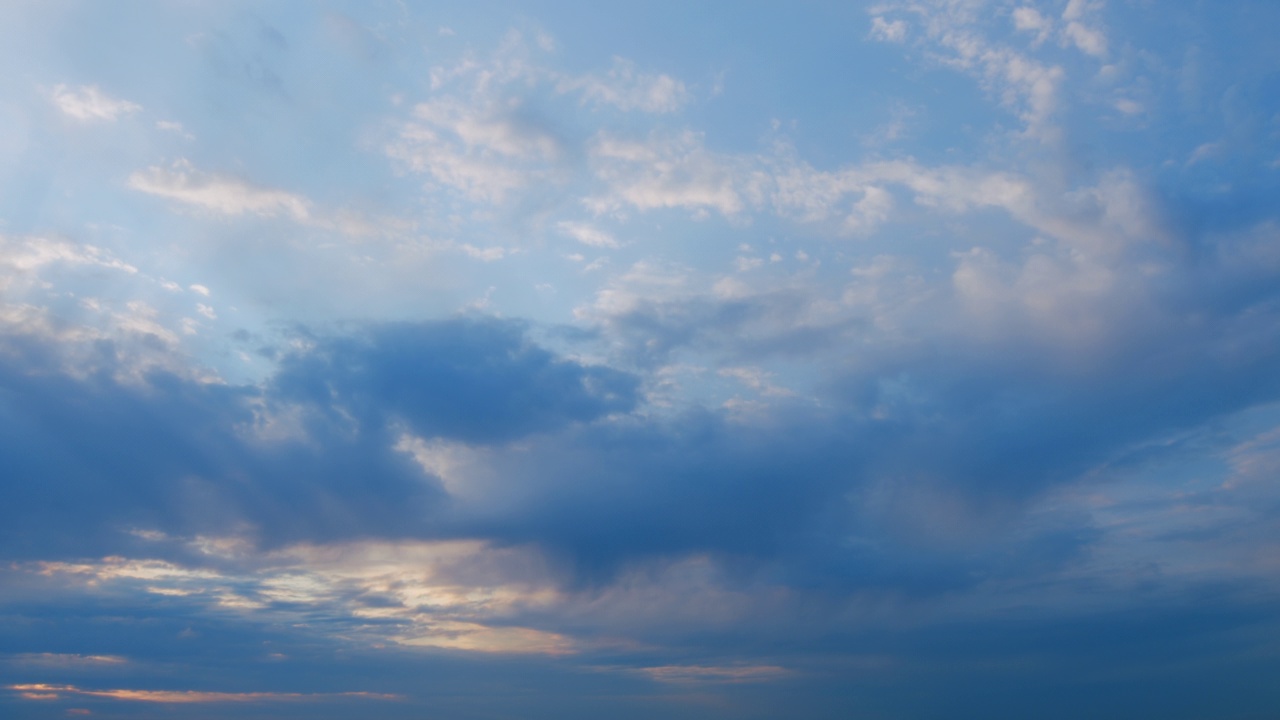 不同深浅的云和不同颜色的天空。云在日落时分。抽象的天气自然背景。间隔拍摄。视频素材