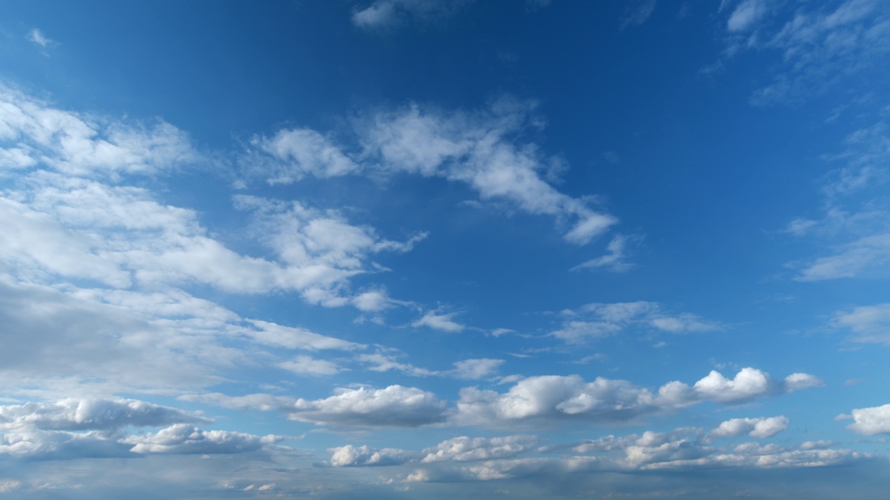 天空中有几层云向不同的方向移动。阳光灿烂的日子里阳光灿烂。间隔拍摄。视频素材