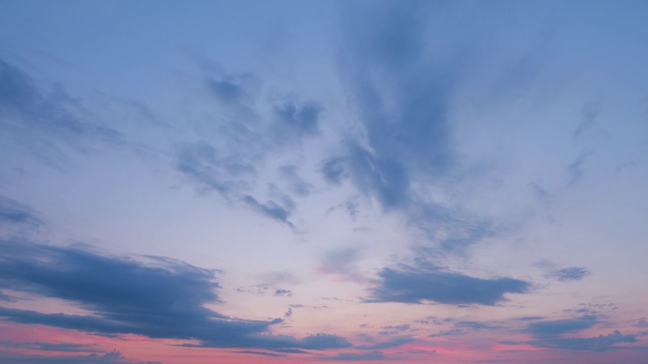 强烈的戏剧性的全景日落。抽象不同的阴影云在日落天空的背景。间隔拍摄。视频素材