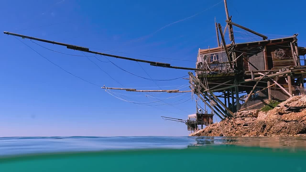 半水下的trabocco或trabucco蓬塔Penna海滩在Costa dei Trabocchi, Abruzzo在意大利。低角度慢动作水面边缘视图视频素材