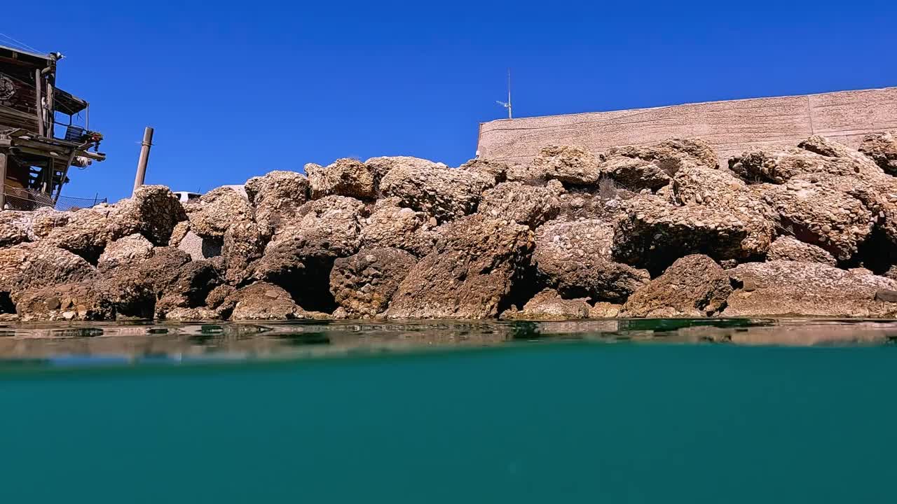 水下的trabocco或trabucco在蓬塔Penna海滩在Costa dei Trabocchi, Abruzzo在意大利。低角度慢动作水面边缘视图视频素材