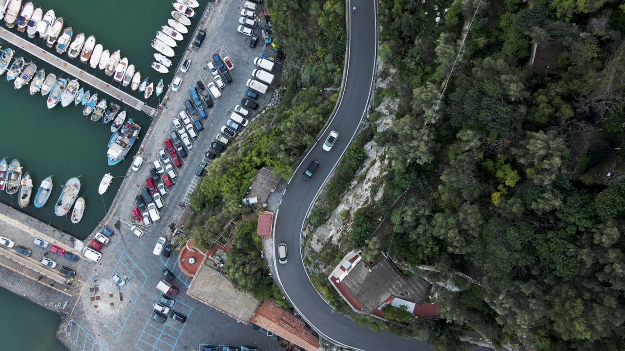 意大利西塔拉公路上行驶的车辆的鸟瞰图。视频素材