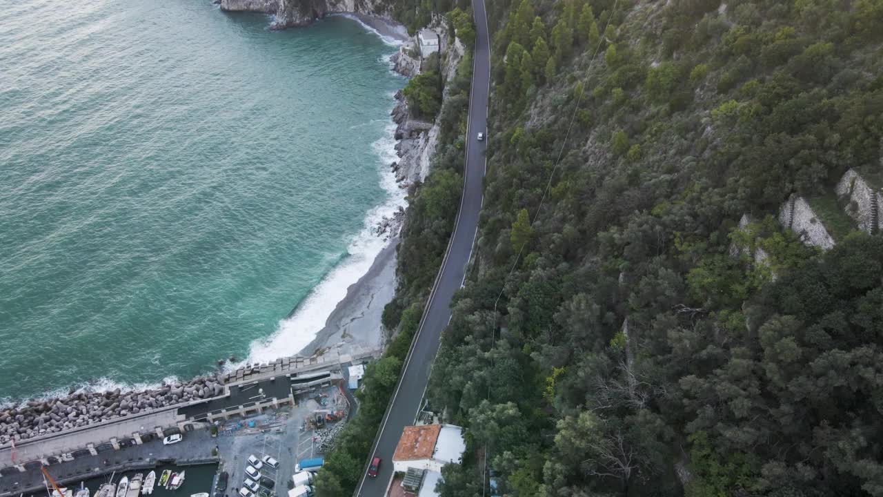 意大利西塔拉公路上行驶的车辆的鸟瞰图。视频素材